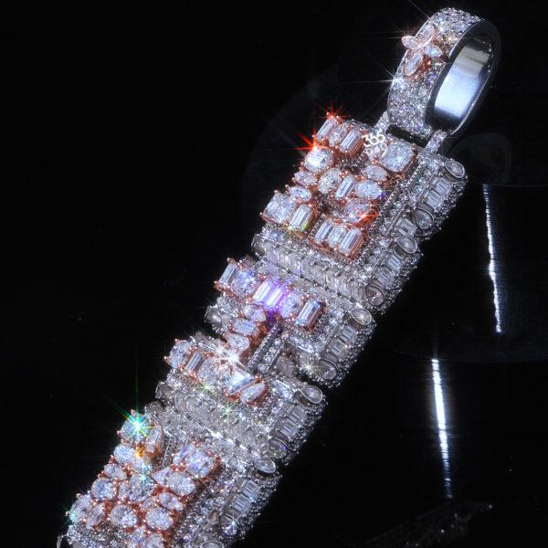 CD25JUN8110图片 Vertical Pendant with Emerald Side Detailing & Pear-Cut Shine