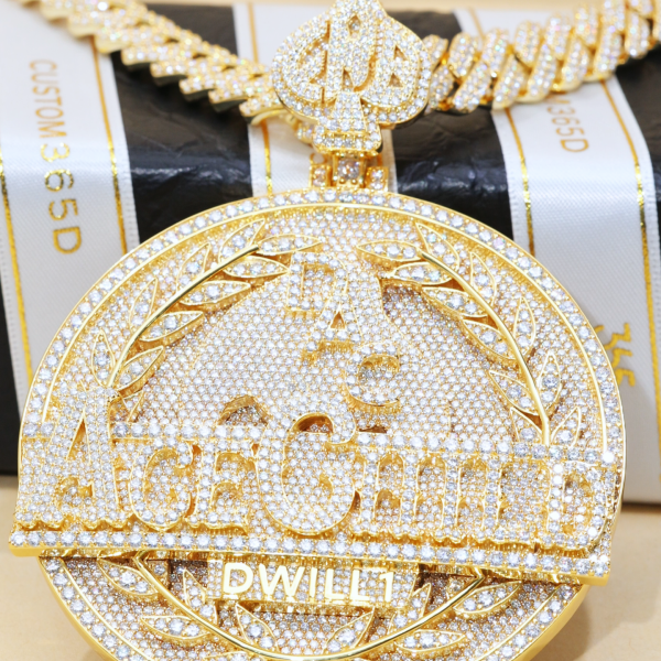 A Pendant That Doesn’t Just Shine — It Stands Out. Literally. 💎🔥