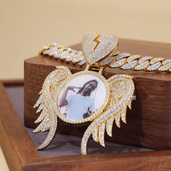 CD25JUN8208图片 (1) Wing Pendant – Who Would You Wear This For? 💎