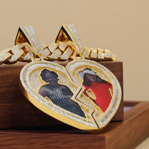 CD25MAR031图片 Magnetic Heart Set – Whose Face Goes on Your Side?