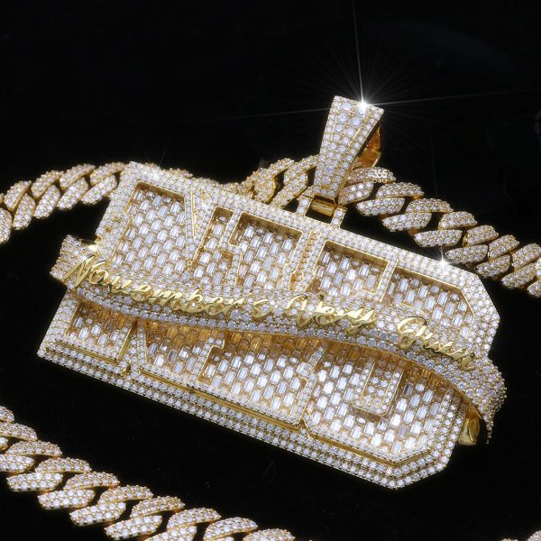 25sep0773图片 (1) NYD Emerald Backdrop Ribbon Name Pendant