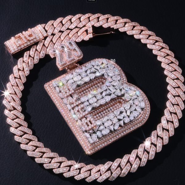 CD25AUG0337图片 (2) Mixed-cut Full Iced Initial Pendant — Bold Depth, Crazy Detail