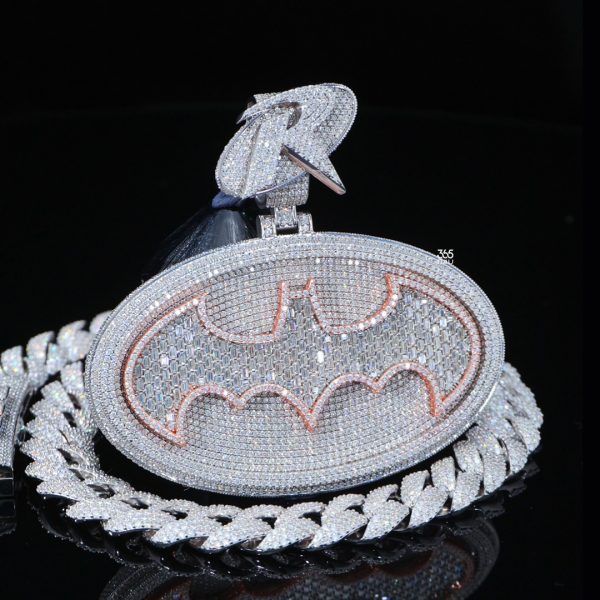 CD25JAN288图片 Oval Bat Logo Pendant