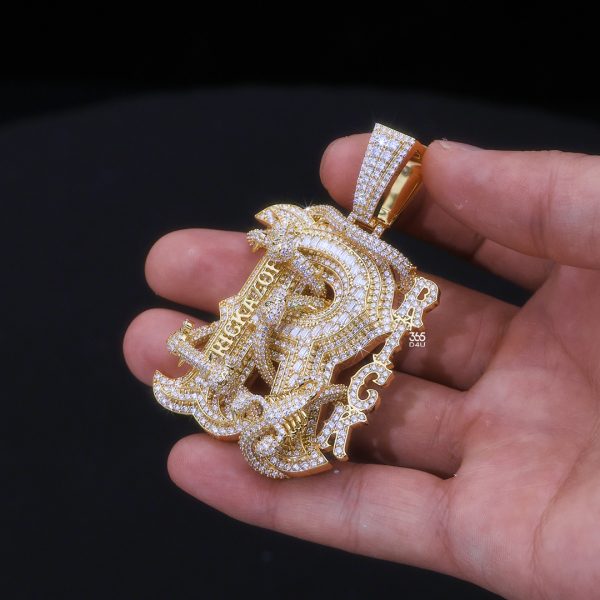 CD25DEC0802图片 (1) Iced R Initial Pendant with Vine Detail & Side Micro Lettering