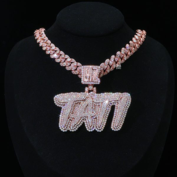 CD25OCT0082图片 TATI Brush Script Pendant with Mosaic Diamond Setting