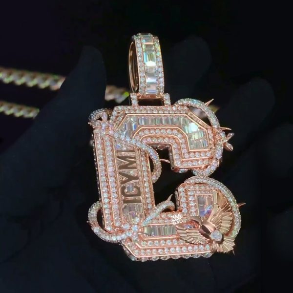 PD-C0460图片 G Pendant Triple-Layer Jersey Font with Emerald-Cut Diamonds – 360° Fully Iced out