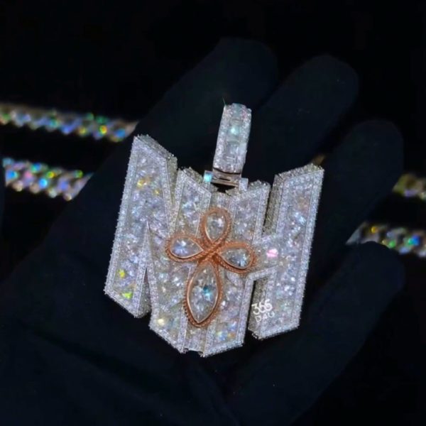 PD-C0466图片 NH Initial Pendant with Floral Center – 360° Fully Iced out