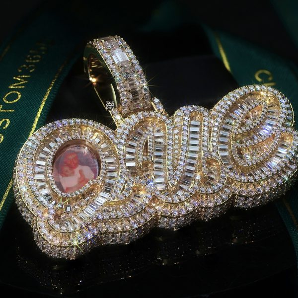 QUE Cursive Letter Pendant with Emerald-Cut Diamonds & Photo Detail