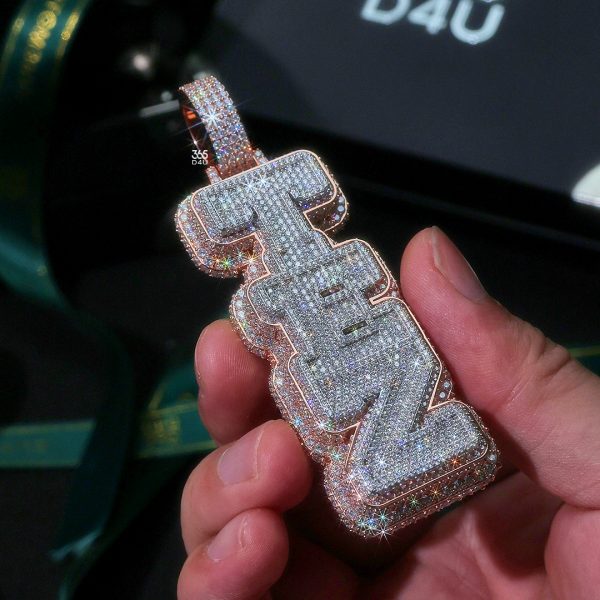 CD26FEB0359图片 TEZ Wide-Body Vertical Name Pendant