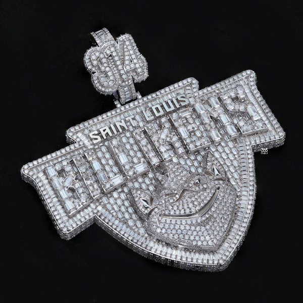 CD26MAR0689图片 Custom Large Shield Logo Pendant with 3D Iced Detail